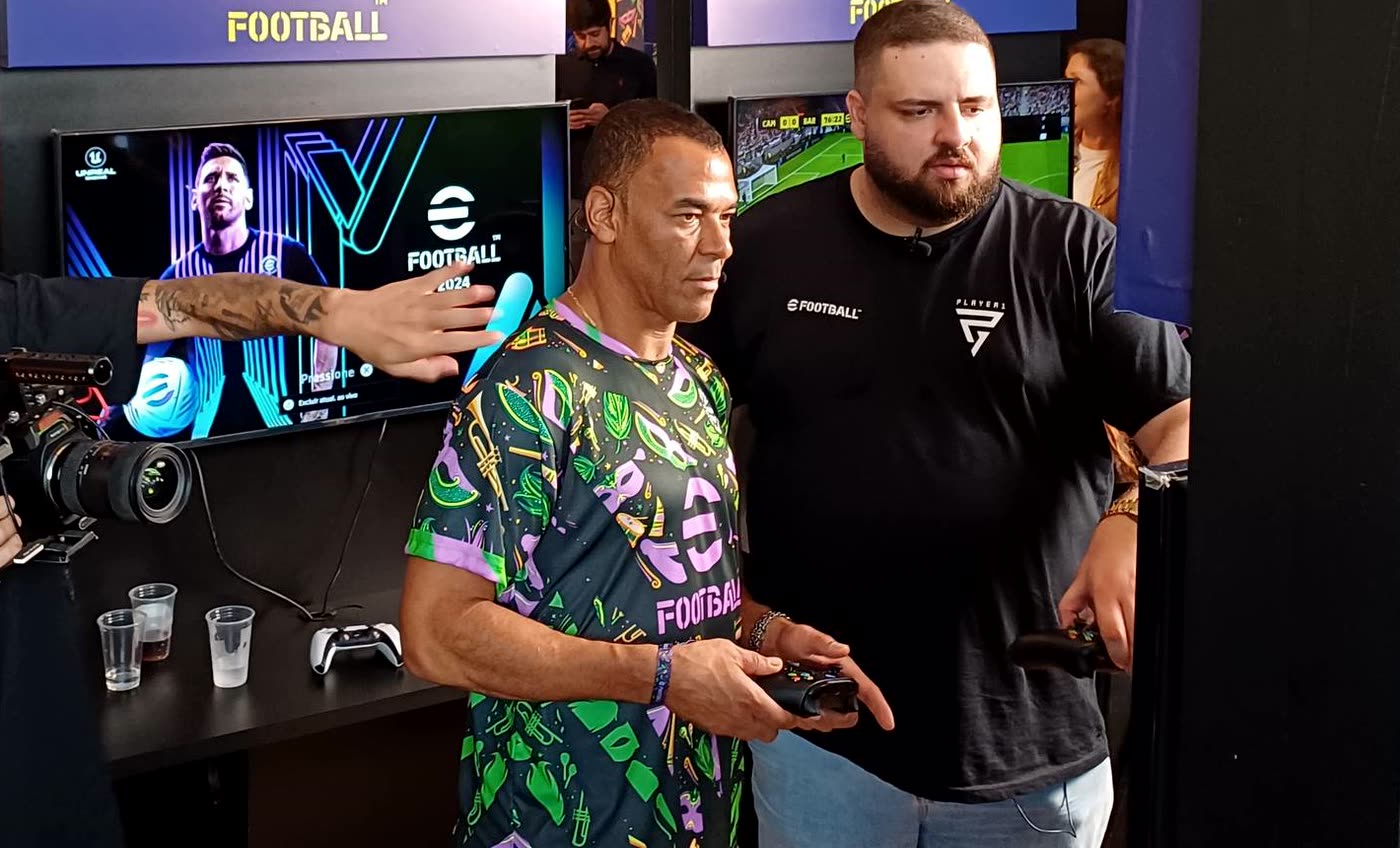 Vitor Abdalla de controle na mão em evento oficial do eFootball
