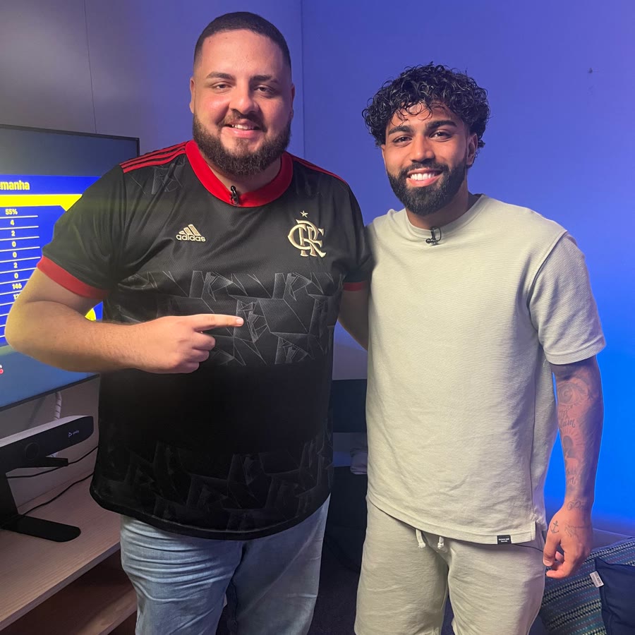 Vitor Abdalla ao lado do Gabigol em gravação para o Globo Esporte