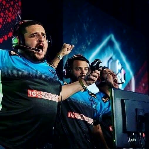 Vitor Abdalla comemorando durante o Mundial de PES em Londres